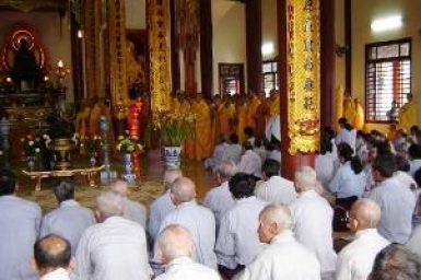 Phật tử Huế lên chùa cầu an đầu năm