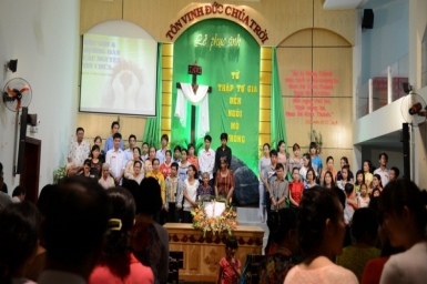 38 người tin nhận Chúa trong đêm Truyền giảng Tin Lành tại HT Hòa Hưng