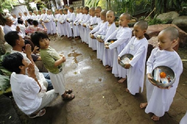 Nữ sinh Thái vào chùa làm ni cô