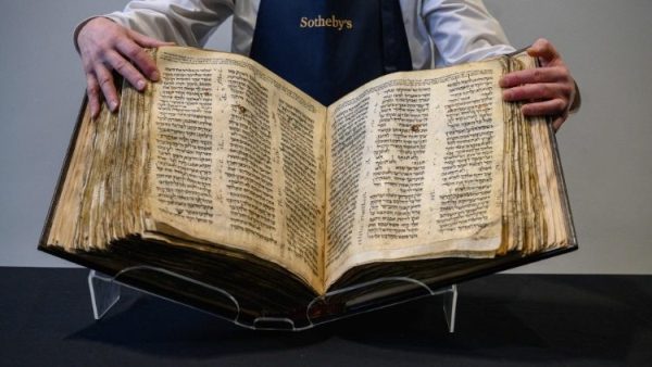 Bản Kinh Thánh tiếng Do Thái gần hoàn chỉnh lâu đời nhất được bán với giá 38,1 triệu đôla