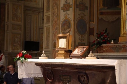 Sách nguyện của cha Jacques Hamel được trao cho một thánh đường ở Roma