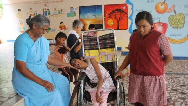 Các nữ tu Ấn Độ dòng Bác ái Nazareth chăm sóc trẻ em khuyết tật