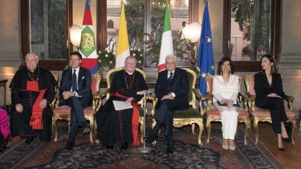 Các vị lãnh đạo Tòa Thánh gặp gỡ chính quyền Italia