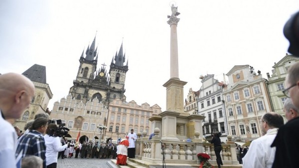 Đức Hồng y Duka làm phép Cột đài Đức Mẹ ở Praha
