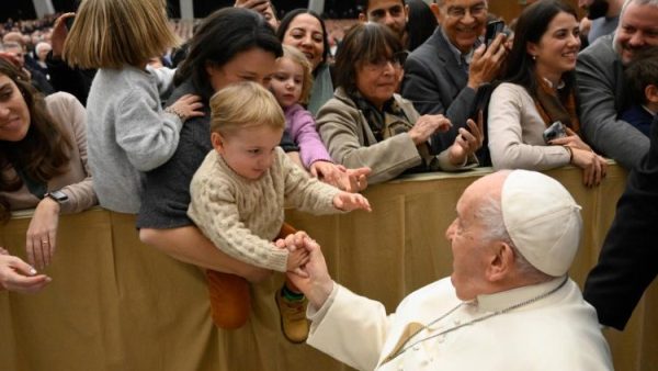 Đức Giáo hoàng mời gọi nhân viên Toà Thánh phục vụ không gây ồn ào