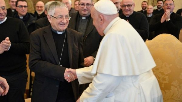 Đức Giáo hoàng mời gọi các linh mục sống giữa thế gian nhưng không thuộc về thế gian