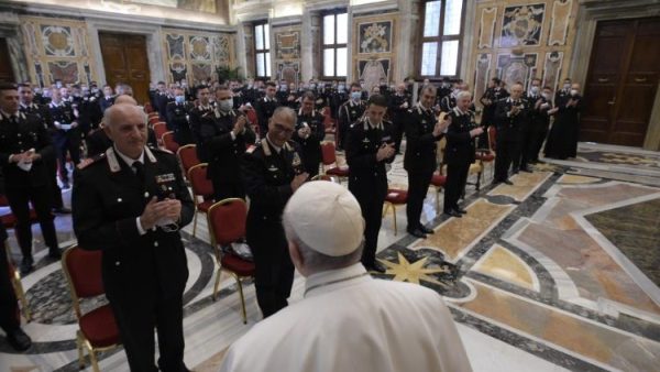 ĐGH mời gọi đại đội hiến binh Ý khu vực Vatican giúp đỡ những người già yếu