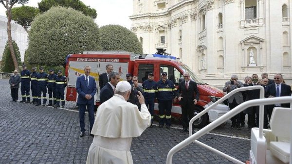 ĐGH Phanxicô làm phép xe mới được tặng cho Đội cứu hỏa Vatican