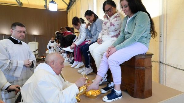 ĐGH Phanxicô chủ sự Thánh lễ Tiệc Ly và rửa chân cho các tù nhân nữ tại nhà tù Rebibbia