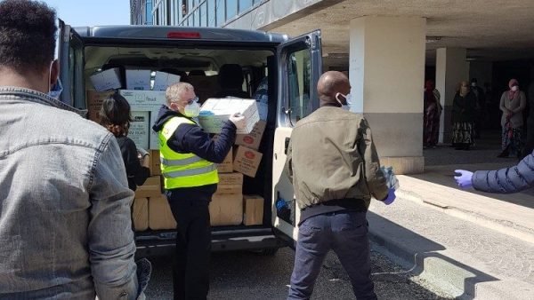 ĐGH tặng thực phẩm và vật dụng y tế cho người nhập cư thất nghiệp ở ngoại ô Roma