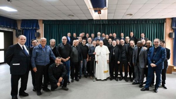 ĐGH Phanxicô thăm một giáo xứ ngoại ô Roma và gặp 35 cha xứ trong khu vực Casal Monastero