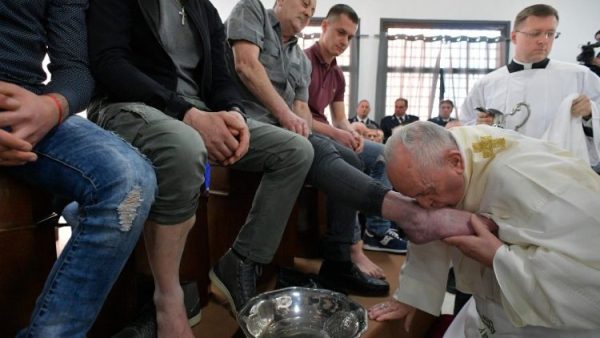 ĐGH Phanxicô viếng thăm nhà tù, cử hành thánh lễ rửa chân