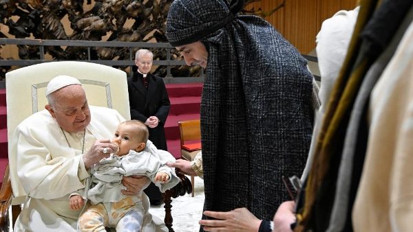 Đức Giáo hoàng tiếp 2.500 diễn viên trình diễn cảnh Giáng sinh tại Đền thờ Đức Bà Cả