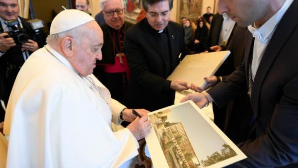 Đức Giáo hoàng: Bệnh viện phải đặt con người ở trung tâm và thúc đẩy nghiên cứu khoa học