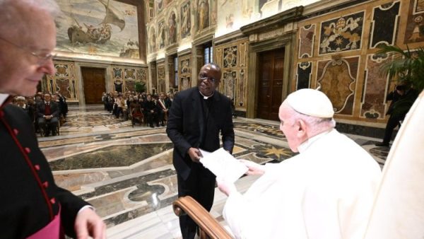 Đức Giáo hoàng: Không thể có hoà bình nếu không có phát triển và giáo dục