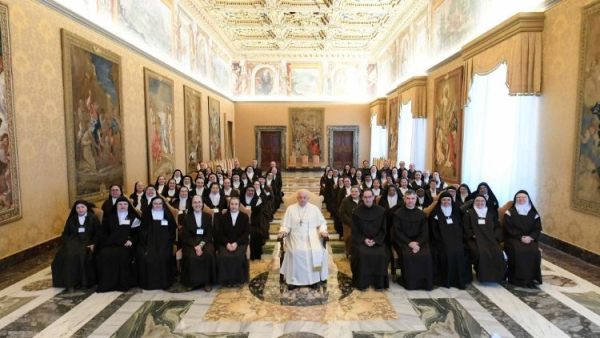 Đức Giáo hoàng tiếp các tu sĩ Dòng Cát Minh Nhặt phép