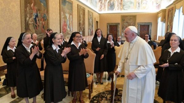ĐGH mời gọi các nữ tu Capuchinô học cách lắng nghe tiếng Chúa qua sự thinh lặng