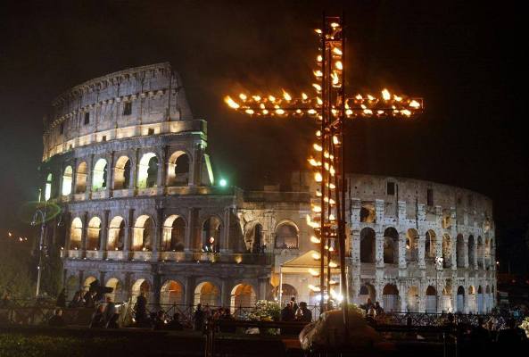 Người trẻ được uỷ thác suy niệm Đàng Thánh giá tại Colosseum