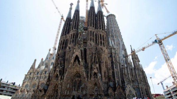Barcelona mở lại đền thánh Thánh Gia cho các nhân viên y tế