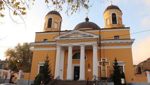 Mỗi ngày có hai nơi thờ phượng của các tôn giáo ở Ucraina bị hư hại