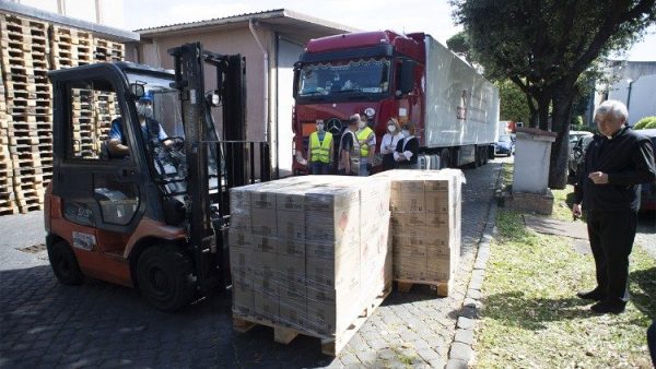 Hàng tấn thực phẩm được tặng cho Vatican để phân phát cho người nghèo