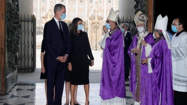 Vua và hoàng hậu Tây Ban Nha tham dự Thánh lễ cầu nguyện cho các nạn nhân Covid-19