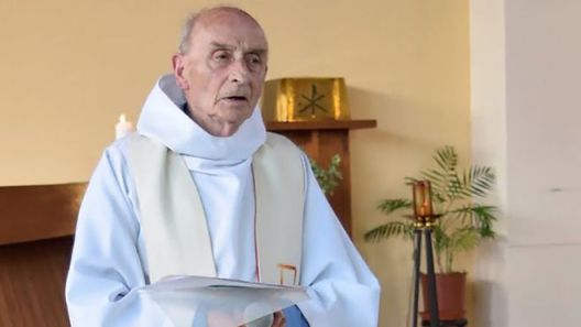 Sách nguyện của cha Jacques Hamel được trao cho một thánh đường ở Roma