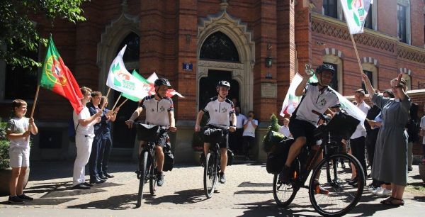 Đạp xe hàng ngàn cây số hành hương đến Lisbon dự Đại hội Giới trẻ