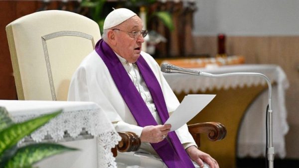 Đức Giáo hoàng giải thích tại sao Giáo hoàng lại mặc áo màu trắng