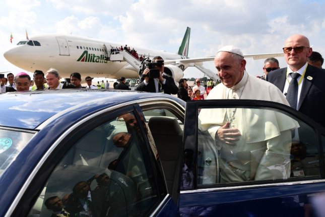Yangon hân hoan chào đón Đức Giáo hoàng với rừng biểu ngữ ‘Hòa giải - Tha thứ - Bình an’
