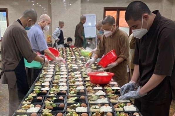 Văn phòng HĐGM VN chia sẻ thực phẩm cho bếp thiện nguyện chùa Vĩnh Nghiêm