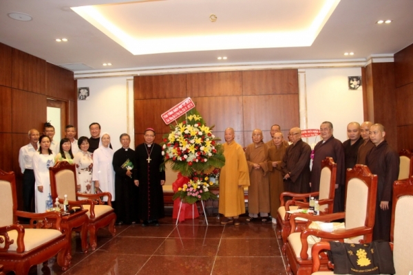 Đức Giám mục phụ tá Giuse Đỗ Mạnh Hùng chúc mừng Đại lễ Phật Đản 2017