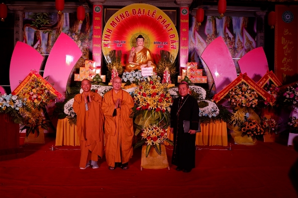 ĐGM giáo phận Lạng Sơn – Cao Bằng cùng phái đoàn TGM thăm và chúc mừng Đại lễ Phật Đản
