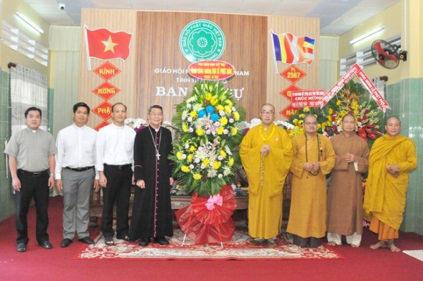 Phái đoàn TGM Mỹ Tho thăm và chúc mừng Đại lễ Phật đản