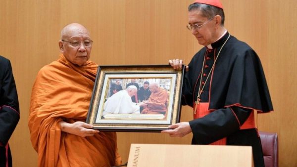 Phái đoàn Phật giáo Thái Lan viếng thăm Toà Thánh và cầu nguyện cho ĐGH