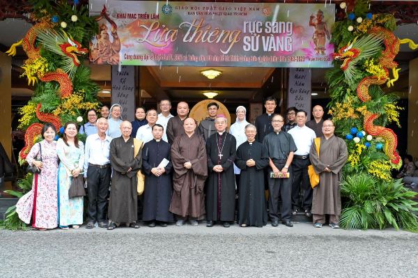 Phái đoàn Tòa Tổng Giám mục Sài Gòn thăm và chúc mừng Đại lễ Phật đản