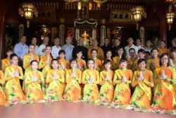 Đại diện Giáo xứ Tân Sa Châu chúc mừng lễ Phật Đản