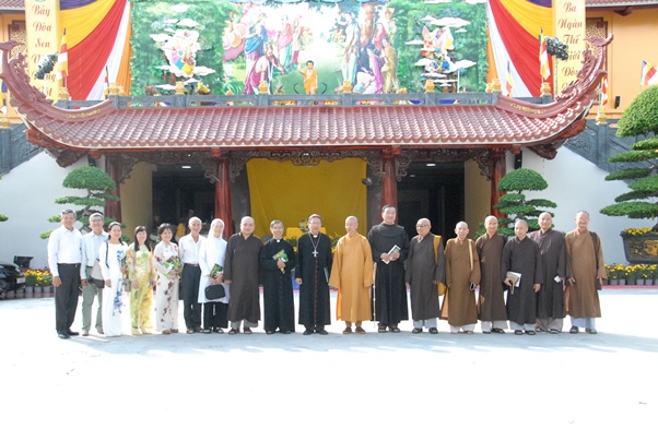 Phái đoàn Tòa Tổng Giám mục chúc mừng Đại lễ Vesak (8.5.2017)