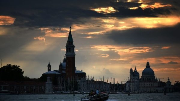 Thành phố Venice chiếu ánh sáng đỏ tưởng nhớ các Kitô hữu bị bách hại