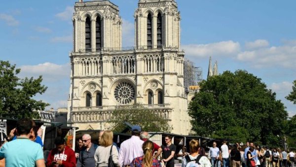 Thánh lễ đầu tiên tại Nhà thờ Đức Bà Paris sau trận hỏa hoạn