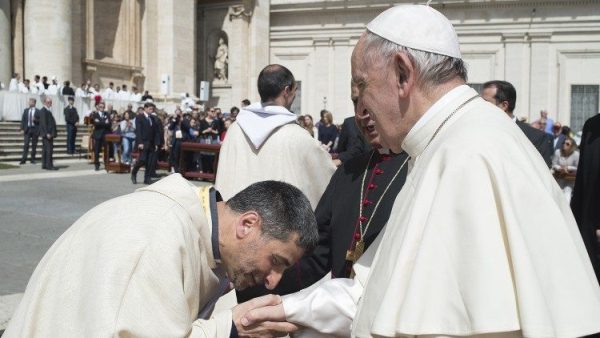 Các tù nhân tặng nến Phục Sinh cho Đức Giáo hoàng