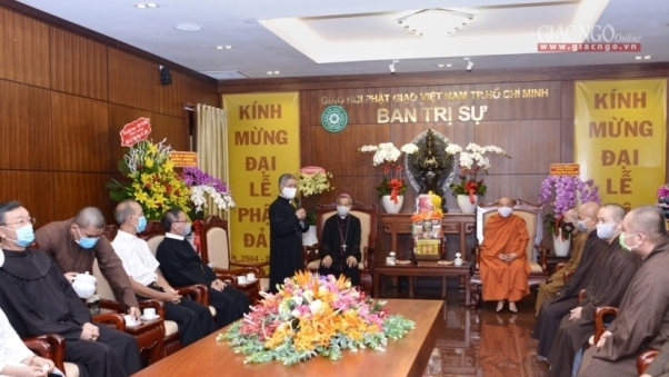 Tổng Giám mục TGP TP.HCM thăm, chúc mừng Phật đản