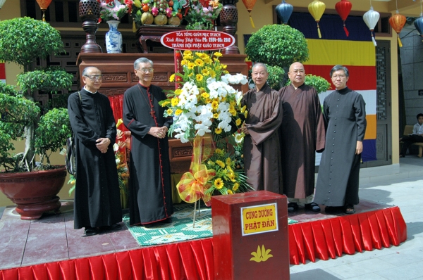 Phái đoàn Tòa TGM chúc mừng lễ Phật Đản Ban Trị sự Thành Hội Phật giáo Tp. HCM