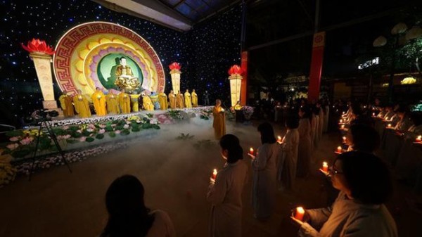 Thiêng liêng và lung linh đêm hội hoa đăng mừng Đức Thế Tôn thành đạo tại Hà Nội