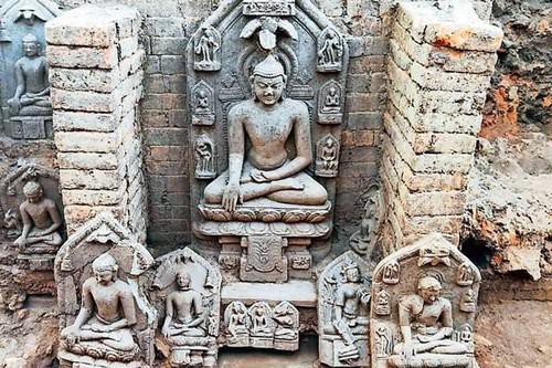 Ấn Độ: Khai quật hàng chục pho tượng Phật nghìn năm tuổi