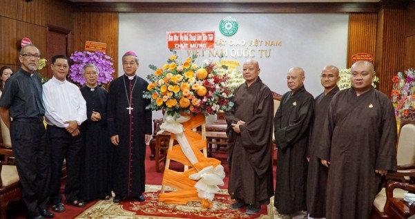 Tổng Giám mục TGP TP.HCM thăm, chúc mừng Phật đản Phật lịch 2567