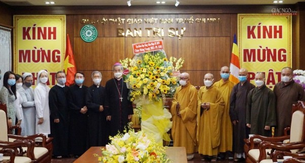 Tổng Giám mục TGP TP.HCM thăm, chúc mừng Phật đản Phật lịch 2565
