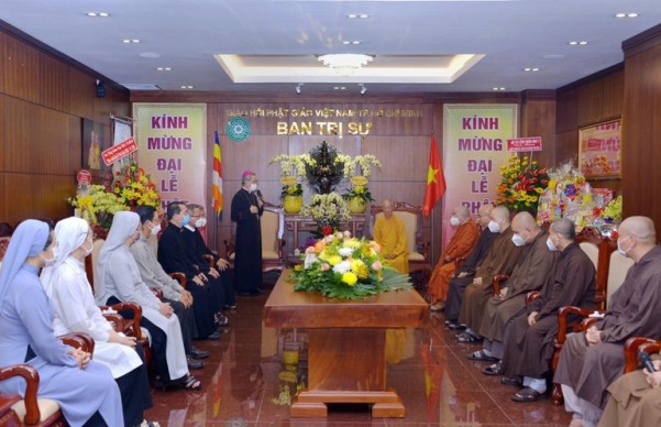Tổng Giám mục TGP TP.HCM thăm, chúc mừng Phật đản Phật lịch 2566