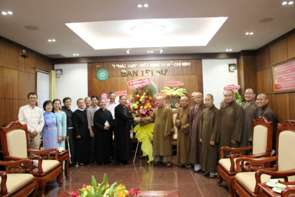 Phái đoàn Tòa Tổng Giám mục TP.HCM chúc mừng lễ Phật Đản 2018
