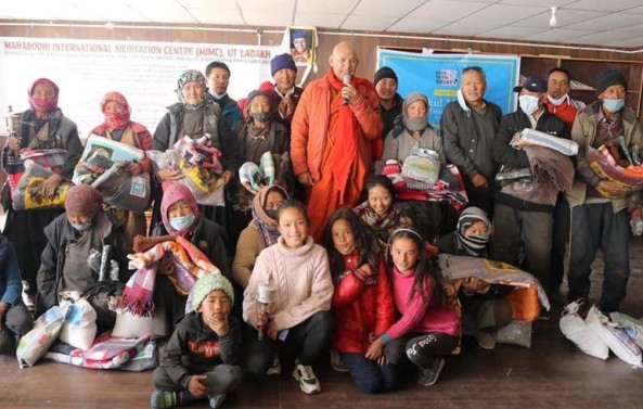 Tỳ-kheo Sanghasena cung cấp đồ dùng cần thiết cho 800 hộ gia đình ở Ladakh